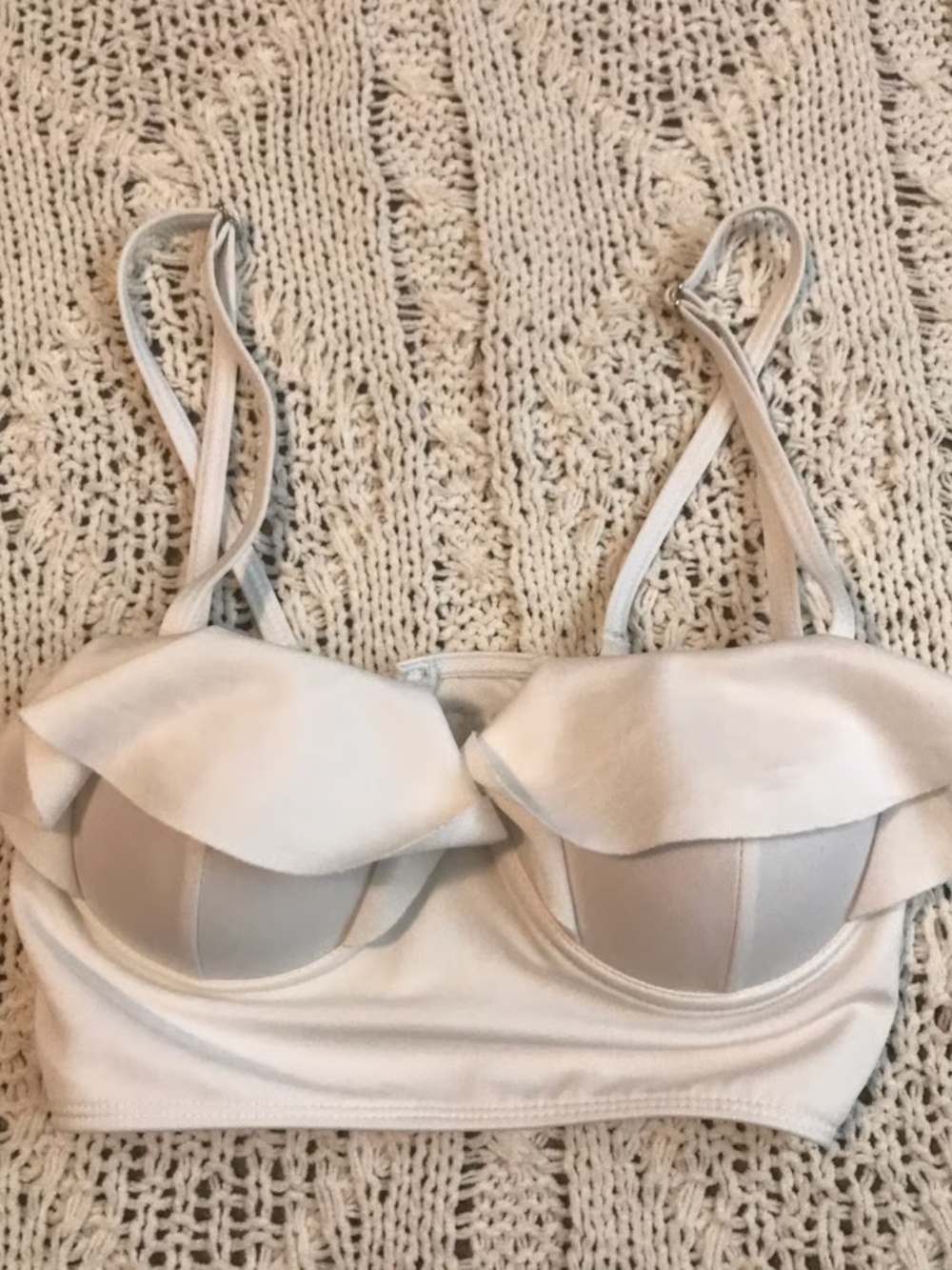 White ruffle cup bikini top with removable straps  - barely worn, like new - unb